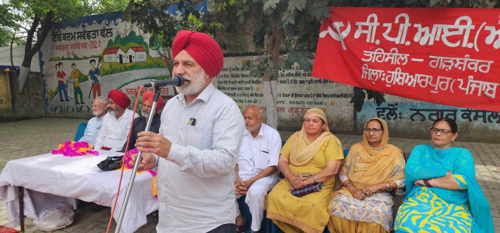 CPIMs Jatha March received a warm welcome upon reaching Garhshankar Party leaders presented a bag
